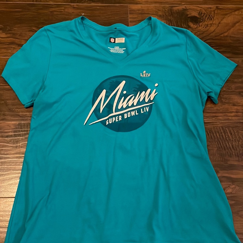 Miami Super Bowl LIV women’s football t-shirt size L (NWOT)